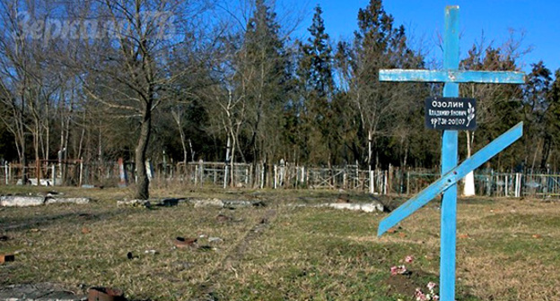Могильный крест на кладбище в Чечне. Фото: http://www.zerkalotv.ru/alboms/3/8074/1.jpg