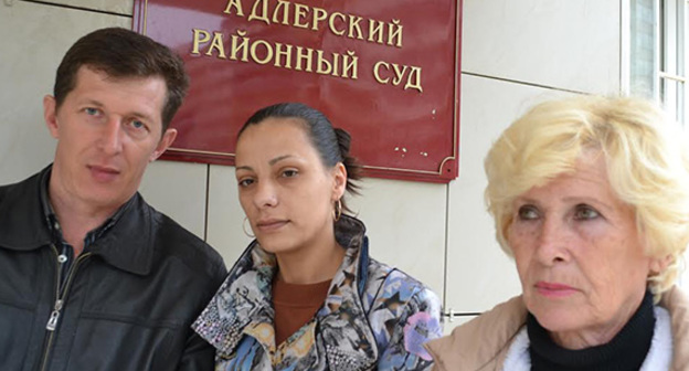 Семья Савельевых у адлерского районного суда. Фото Светланы Кравченко