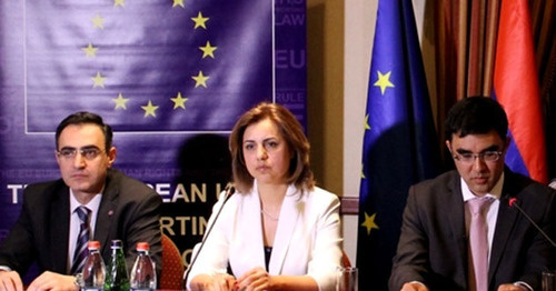 Участники общественных слушаний законопроекта "Об общественных организациях". Ереван, 10 апреля 2015 г. Фото Армине Мартиросян для "Кавказского узла"