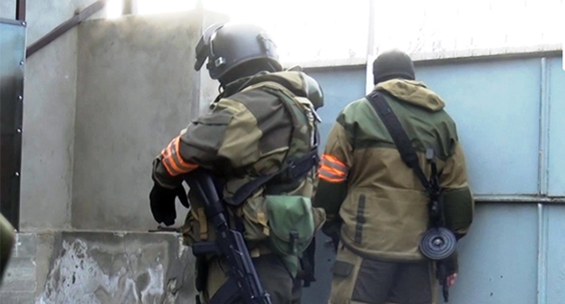 Силовики на спецоперации. Фото: http://nac.gov.ru/nakmessage/2015/04/07/v-kbr-provedena-kontrterroristicheskaya-operatsiya.html