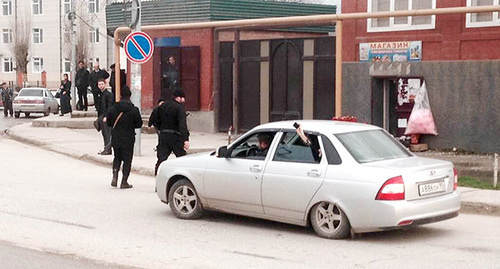 Силовики остановили автомобиль. Чечня, апрель 2015. Фото Ахмеда Альдебирова для "Кавказского узла" 