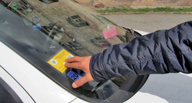 Лицензия на стекле машины. Ереван, 13 марта 2015 г. Фото Армине Мартиросян для "Кавказского узла"