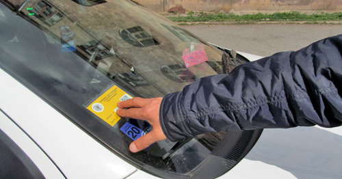Лицензия на стекле машины. Ереван, 13 марта 2015 г. Фото Армине Мартиросян для "Кавказского узла"