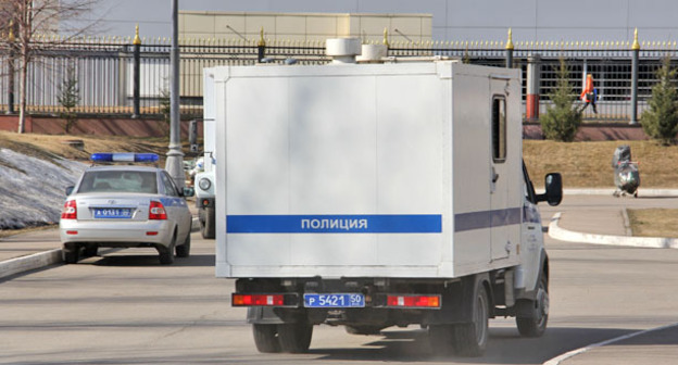 Полицейская машина с участниками БОРН возле здания Мособлсуда. Фото Магомеда Туаева для