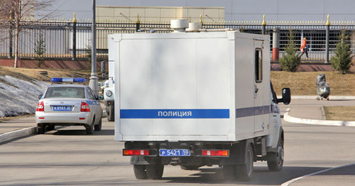 Полицейская машина с участниками БОРН возле здания Мособлсуда. Фото Магомеда Туаева для