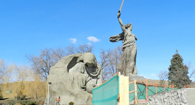 Скульптура "Скорбь матери" на дальнем плане - "Родина-мать зовет!". Волгоград. Фото Татьяны Филимоновой для "Кавказского узла"