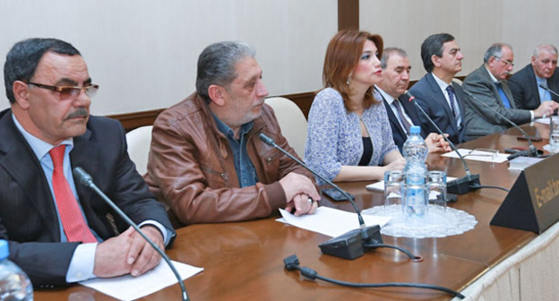 Участники "круглого стола", организованного оппозиционным Национальным советом демократических сил. Баку, 15 апреля 2015 г. Фото Азиза Каримова для "Кавказского узла"