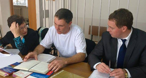 Евгений Витишко (в центре) в Кирсановском районном суде Тамбовской области 15 апреля 2015 года. Фото  Софии Русовой