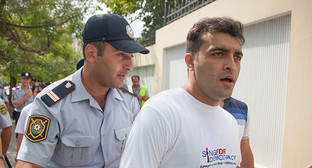 Расул Джафаров во время акция в поддержку "Pussy Riot" в Баку - 01 сентября 2012 года. Фото Азиза Каримова Расул Джафаров во время акция в поддержку "Pussy Riot" в Баку - 01 сентября 2012 года. Фото Азиза Каримова