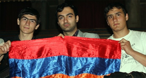 Армянский флаг в руках у молодых людей. Фото: http://bloknot-rostov.ru/news/v-rostove-na-donu-pochtili-pamjat-zhertv-genocida-armjan-20140424