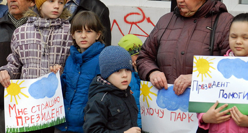 Детские плакаты на акции.  Фото Татьяны Филимоновой 