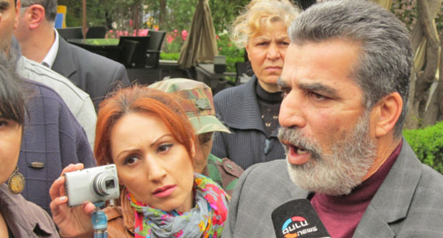 Ветеран карабахской войны Хачик Аветисян (справа) объявил голодовку с требованием освободить арестованных в Армении активистов «Учредительного парламента». Ереван, 20 апреля 2015 г. Фото Тиграна Петросяна для "Кавказского узла"