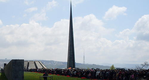 Традиционное шествие к мемориальному комплексу Геноцида армян в Ереване 24 апреля (2009 год). Фото: 6AND5, https://ru.wikipedia.org/wiki/%C3%E5%ED%EE%F6%E8%E4_%E0%F0%EC%FF%ED#/media/File:Tsitsernakaberd24.04.2009.JPG 