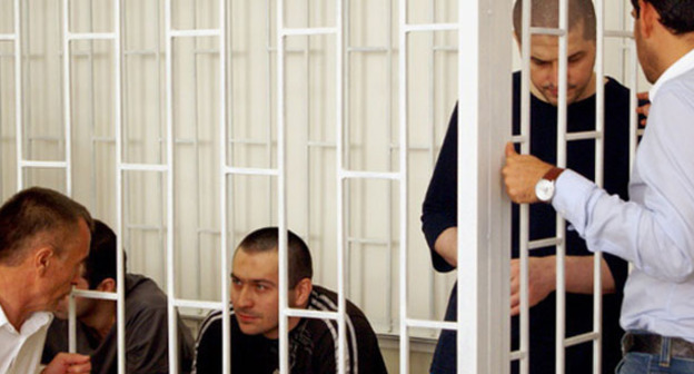 Подсудимые по делу о теракте в доме шейха Саид-афанди Чиркейского и их адвокаты во время судебного заседания. Махачкала, 30 июля 2014 г. Фото Аиды Магомедовой для "Кавказского узла"