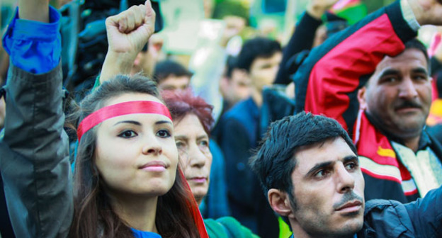 Наргиз Ягублу (слева) во время митинга оппозиции. Баку, февраль 2013 г.  Фото Азиза Каримова для "Кавказского узла"