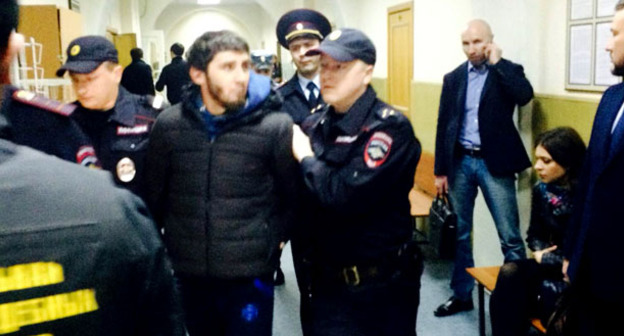 Заура Дадаева ведут по коридору Басманного районного суда Москвы. 23 апреля 2015 г. Фото Юлии Буславской для "Кавказского узла"