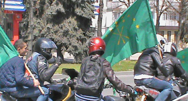 Автопробег в честь Дня черкесского флага в Нальчике. 24 апреля 2015 г. Фото Людмилы Маратовой для "Кавказского узла"