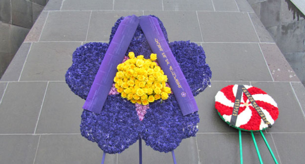 Цветы в виде незабудки, символа 100-летия геноцида армян в Османской империи, возле мемориальнго комплекса "Цицернакаберд". Ереван, 24 апреля 2015 г. Фото Тиграна Петросяна для "Кавказского узла"