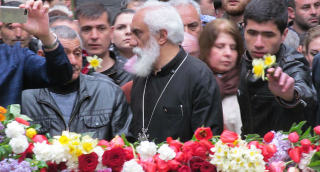 Жители и гости Армении несут цветы к мемориалу Цицернакаберд. Ереван, 24 апреля 2015 г. Фото Тиграна Петросяна для "Кавказского узла"