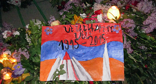 Детский рисунок и цветы у мемориального комплекса "Цицернакаберд" в Ереване. Фото Тиграна Петросяна для "Кавказского узла"