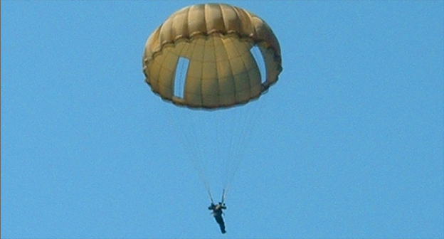 Парашютист. Фото: https://ru.wikipedia.org/wiki/%CF%E0%F0%E0%F8%FE%F2#/media/File:Ronde_parachute.png