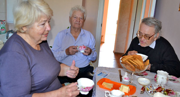 Ветеран войны Виктор Федорович Азанов( в центре), его супруга Лариса Алексеевна и Виктор Михайлович Диденко на кухне коммунальной квартиры социального дома для ветеранов. Сочи, апрель 2015 г. Фото Светланы Кравченко для "Кавказского узла"
