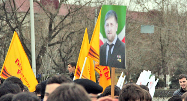 Портрет Рамзана Кадырова. Фото Ахмеда Альдебирова для "Кавказского узла"