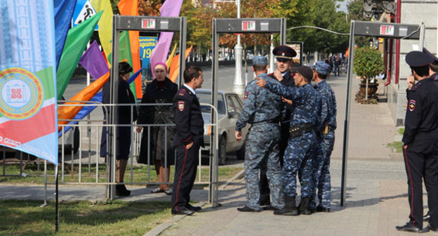 Сотрудники правоохранительных органов на улицах Грозного. Фото Магомеда Магомедова для "Кавказского узла"