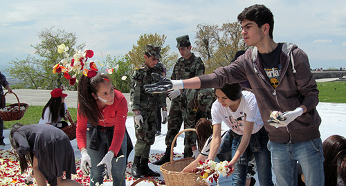 Лепестки собранных цветов высушиваются на площадке перед Мемориалом. Фото Армине Матриросян 