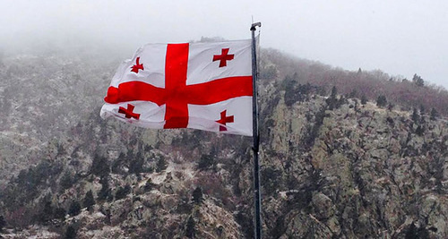 Флаг Грузии на фоне гор. Фото Ахмеда Альдебирова для "Кавказского узла"