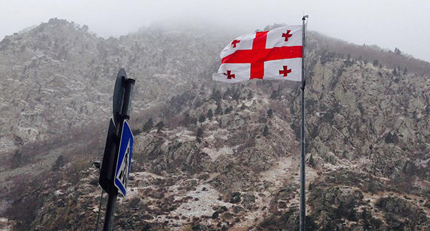Флаг Грузии. Фото Ахмеда Альдебирова для "Кавказского узла"