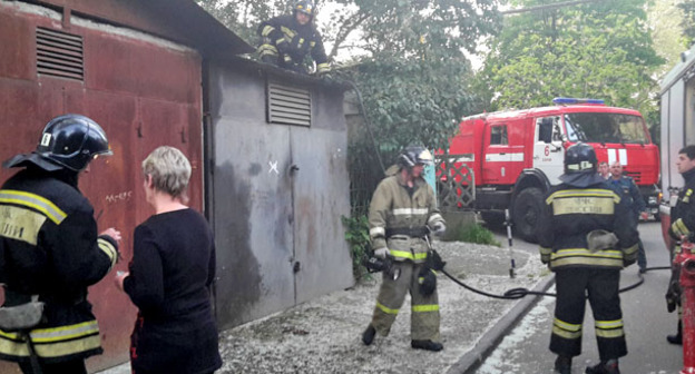 Пожар в гаражных боксах, расположенных между многоквартирными домами на улице Гагарина. Сочи, 29 апреля 2015 г. Фото Светланы Кравченко для "Кавказского узла"