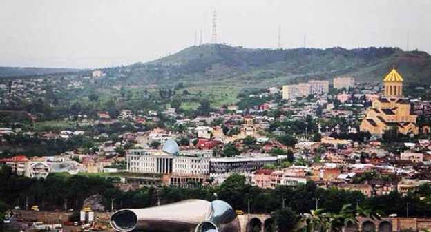 Вид на президентский дворец в Тбилиси. Фото Ахмеда Альдебирова 