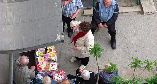 Жители дома №14, улица Ткачёва г. Волгограда празднуют первомай. Фото Вячеслава Ященко для "Кавказского узла"