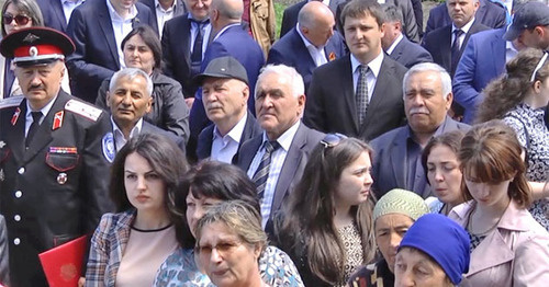 Участники митинга, посвященного 58-й годовщине возвращения карачаевского народа из депортации. Черкесск, 3 мая 2015 г. Фото http://www.riakchr.ru/v-karachaevske-proshel-torzhestvennyj-miting-posvyashchennyj-dnyu-vozrozhdeniya-karachaevskogo-naroda/