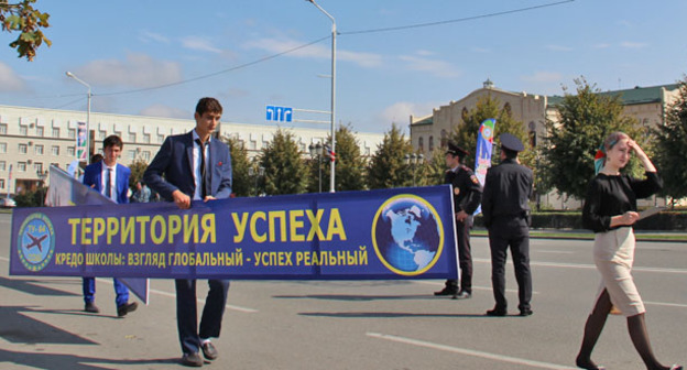 Старшеклассники на улицах Грозного. Фото Ахмеда Альдебирова для "Кавказского узла"