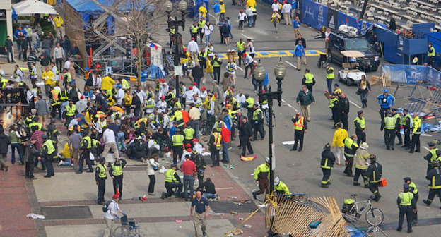 Теракт в Бостоне. 15 апреля 2013 г. Фото: Aaron "tango" Tang https://ru.wikipedia.org