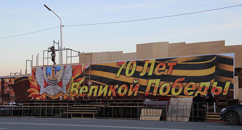 Возведение сцены на проспекте Кадырова к 9 мая. Грозный, 7 мая. Фото Ахмеда Альдебирова для "Кавказского узла"