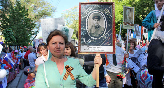 Участники акции "Бессмертный полк" Ростове-на-Дону. 9 мая 2013 г. Фото Алины Ключко http://www.donnews.ru/Bessmertnyy-polk-Rostov-vstretil-gromoglasnym-Ura__11252