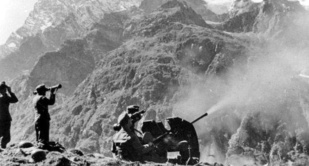 Огонь немецкой зенитной артиллерии, сентябрь 1942 года. Северный Кавказ. Фото: Bundesarchiv, Bild 146-1970-033-04 / CC-BY-SA https://ru.wikipedia.org