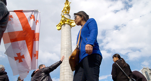 Флаг Грузии рядом со стеллой с Георгием Победоносцем. Тбилиси. Фото Беслана Кмузова для "Кавказского узла"