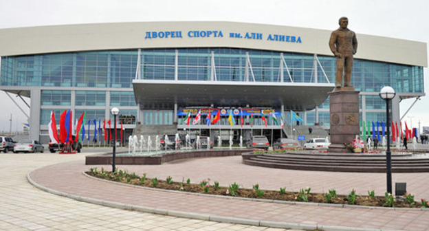 Спорткомплекс имени Али Алиева. Каспийск. Фото http://wrestrus.ru/news/Novosti_turnirov/chempionat_rossii_po_vol_noj_bor_be_2015/chempionat_rossii_po_vol_noj_bor_be_projdet_8_10_maja_v_kaspijske_programma