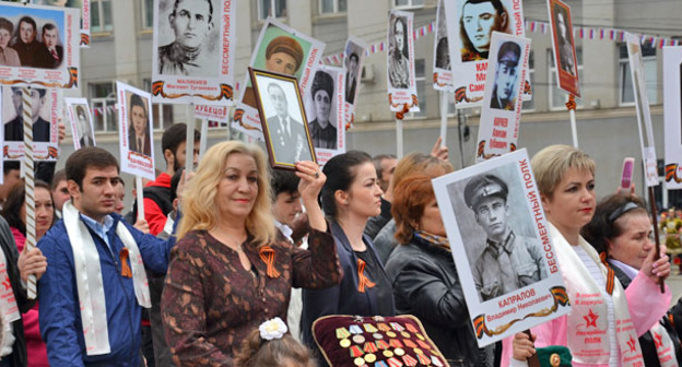 Участники акции "Бессмертный полк" на площади Свободы. Владикавказ, 9 мая 2015 г. Фото Дмитрия Тамерланова для "Кавказского узла"