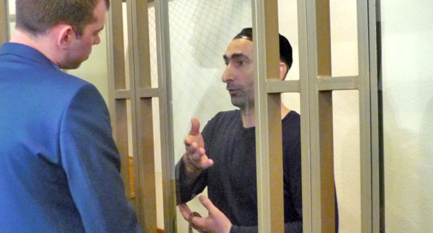 Али Тазиев по кличке "Магас", обвиняемый в нападении на Назрань в 2004 году, общается со своим адвокатом Виктором Ворожейкиным (слева). Ростов-на-Дону, 12 мая 2015 г. Фото Олеси Диановой для "Кавказского узла"



































