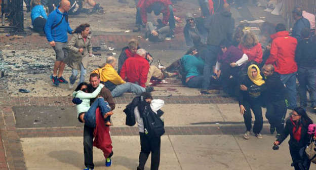 Теракт в Бостоне. 15 апреля 2013 г. Фото: Aaron "tango" Tang https://ru.wikipedia.org/