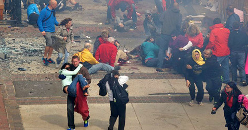 Теракт в Бостоне. 15 апреля 2013 г. Фото: Aaron "tango" Tang https://ru.wikipedia.org/