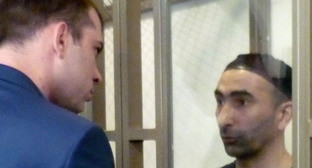 Али Тазиев по кличке "Магас", обвиняемый в нападении на Назрань в 2004 году, общается со своим адвокатом Виктором Ворожейкиным (слева). Ростов-на-Дону, 12 мая 2015 г. Фото Олеси Диановой для "Кавказского узла"
