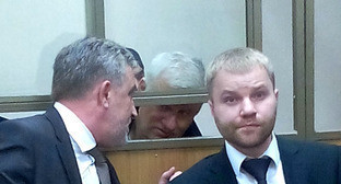 Саид Амиров общается со своими адвокатами (на переднем плане). Ростов-на-Дону, 12 мая 2015 г. Фото Олега Пчелова для "Кавказского узла"