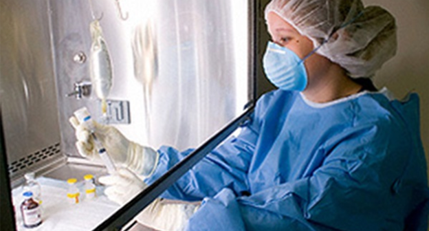 Медицинский работник. Фото: http://bloknot-rostov.ru/news/v-rostovskoy-oblasti-9-chelovek-zaboleli-krymskoy--597376?sphrase_id=69186