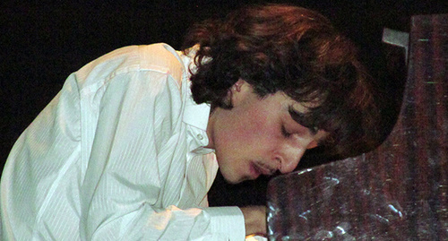 Он показывает свои переживания, что, аккомпанируя на сцене, он исполняет немаловажную роль, а овации, слава и любовь зрителей достаются только главной героине. Фото Армине Мартиросян